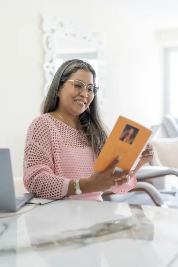 Vista del Libro impreso y físico De Oruga a Mariposa